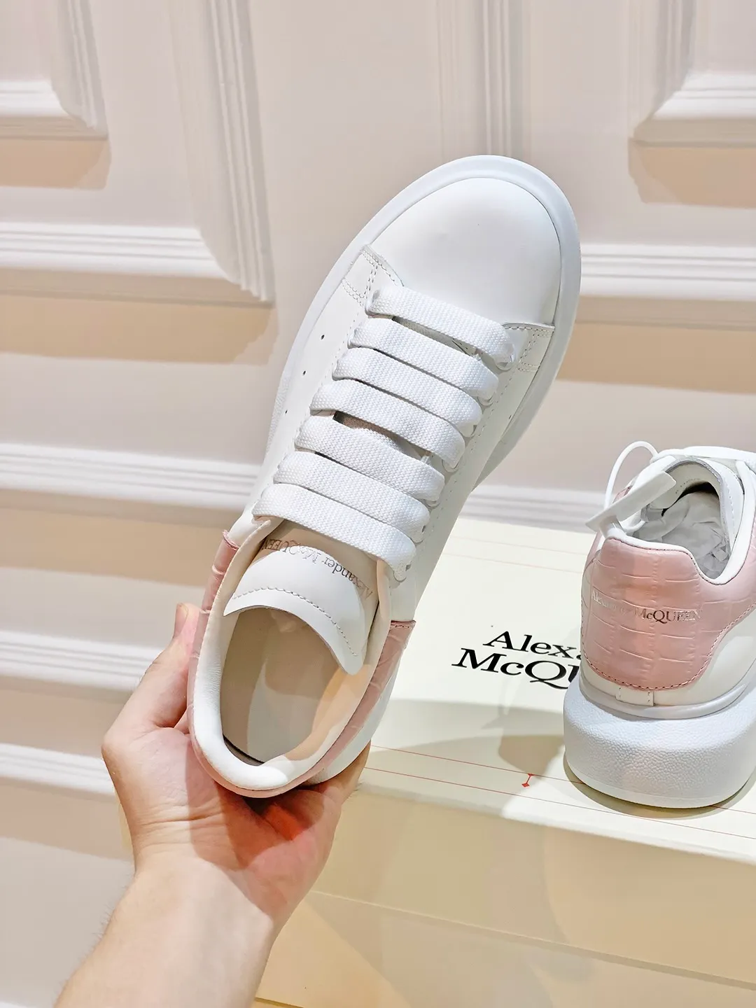 👟👟Ex-factory price 560👟👟 𝐀𝐥𝐞𝐱𝐚𝐧𝐝𝐞𝐫 𝐌𝐜𝐐𝐮𝐞𝐞𝐧A must-have for going out ~ full of confidence. McQueen white shoes are versatile and can instantly elongate your proportions. The long legs that fill the screen make you confident, sweet and cool, and can be controlled by both male and female gods, making you look better as you wear them. ⭐Shoe upper material: first-layer cowhide ⭐Shoe lining material: sheepskin ⭐Available sizes: 35-40, male 39-45 (female 40, male 45 customized)
